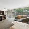 Central Location - Contemporary 2 Bedroom Aptm