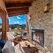 Stylish Cabin Great Location, Jacuzzi and Indoor Outdoor Fireplace