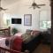 Beautiful new detached casita nestled in scenic southern CA foothills!