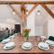 Big Design Apt - Sleeps 12 - Best Location - Riga