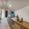 Big Design Apt - Sleeps 12 - Best Location - Riga