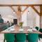Big Design Apt - Sleeps 12 - Best Location - Riga
