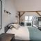 Big Design Apt - Sleeps 12 - Best Location - Riga
