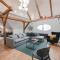 Big Design Apt - Sleeps 12 - Best Location - Riga