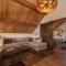 Chic Retreat Indoor Outdoor Fireplace, Private Jacuzzi, Great Location!