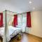 Designed home with bedstead, surrounded by forest - 德布尔特