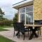 Cozy Garden Home w Fireplace