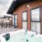 Woodpecker Lodge with Hot Tub