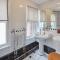 Host & Stay - Emerald Residence
