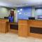 Holiday Inn Express and Suites Rochester West-Medical Center by IHG