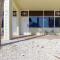 Sea Breeze, Studio 510, Beach steps away!+pool+WiFi - رسكن
