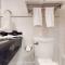 Sea Breeze, Studio 510, Beach steps away!+pool+WiFi - رسكن
