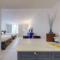 Sea Breeze, Studio 510, Beach steps away!+pool+WiFi - رسكن