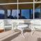 Sea Breeze, Studio 510, Beach steps away!+pool+WiFi - رسكن