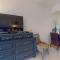 Sea Breeze, Studio 510, Beach steps away!+pool+WiFi - رسكن