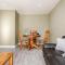 Remaj Serviced Accommodation, sleeps 7 & free parking