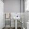 Remaj Serviced Accommodation, sleeps 7 & free parking