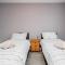 Remaj Serviced Accommodation, sleeps 7 & free parking