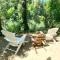 Reflections! Seasonal Dock & Kayaks!! Hot Tub!! Fire Table! BBQ! HUGE yard! Horseshoes! Dog Friendly! - Guerneville