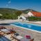 House Camellia with fenced pool and playground - Blizna Donja