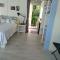 Bungalow les pieds ds l eau, La Maison Bleue