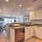 Lakefront Missouri Condo with Pool Access and Balcony - 卡姆登顿