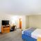 Econo Lodge Inn & Suites University