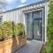 New Comfortable 2 Bedroom Cottage w/Big Terrace