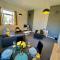 4 Single beds or 2 Doubles - FREE PARKING SPACES - SMART TV's - City Centre Spacious flat - 南安普敦