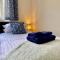 4 Single beds or 2 Doubles - FREE PARKING SPACES - SMART TV's - City Centre Spacious flat - 南安普敦