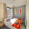 4 Single beds or 2 Doubles - FREE PARKING SPACES - SMART TV's - City Centre Spacious flat - 南安普敦