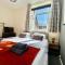 4 Single beds or 2 Doubles - FREE PARKING SPACES - SMART TV's - City Centre Spacious flat - 南安普敦