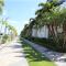 Beautiful New Luxury Townhome with Private Beach and Swimming Pools