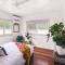 Tropicana Bungalow - Retro Getaway