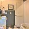 Beautiful Hill Country Cottage - Walk to Downtown!
