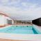 Los Angeles 3 Bed Apartment with Pool