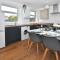 Orion House - sleeps 6, driveway, garden