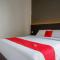 RedDoorz Plus near Solo Baru