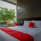 RedDoorz Plus near Solo Baru