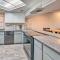 Lake Havasu Condo with Pool Access 1 Block to Beach - مدينة ليك هافاسو