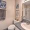 Lake Havasu Condo with Pool Access 1 Block to Beach - مدينة ليك هافاسو