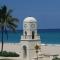 Palm Beach Paradise Walk to Beach Pool WiFi 86" TV WiFi