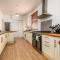 Spacious Contractor House for Large Groups - Private Parking