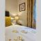 Beautiful 2 Bedroom, 2 Bathroom Flat with Parking.
