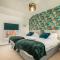 LARGE Town Centre Townhouse for Work and Leisure inc Private Parking
