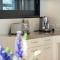 Superb Elevated Views of Harbour with Heated Pool, Gym & Parking