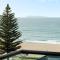 Superb Elevated Views of Harbour with Heated Pool, Gym & Parking
