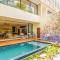 Gorgeous Flowy Space with Wrap-around Private Pool - تولوم