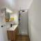 Capstay Roubaix Lille private shower & Netflix