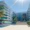 Edificio frente al mar con playas tranquilas